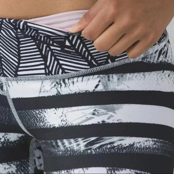 Lululemon wonder under crops11 - Picture 4 of 10